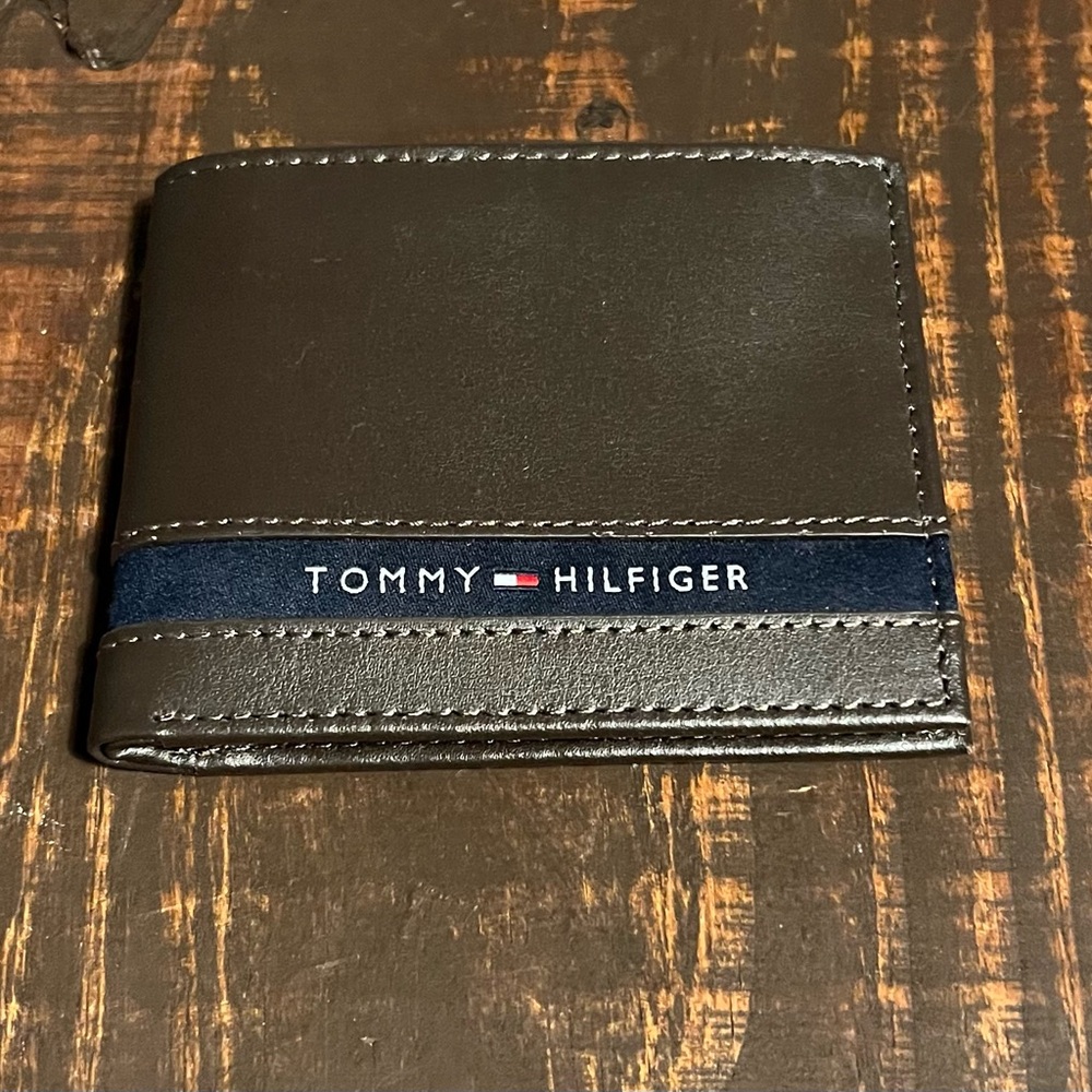 Tommy Hilfiger Brown Leather Bi-fold Wallet